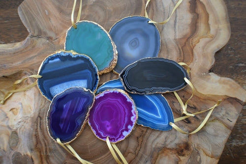 Achat-Ornament mit Gold-Galvanisierung