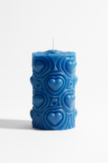 Blaue Stumpenkerze mit strukturiertem Herzmuster